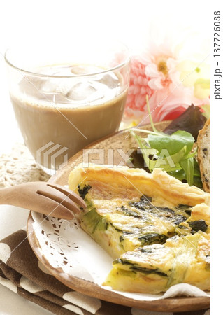 ほうれんそうとベーコンのキッシュと胡麻パン ほうれんそうとベーコンのキッシュと胡麻パン 137726088