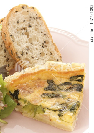 ほうれんそうとベーコンのキッシュと胡麻パン 137726093