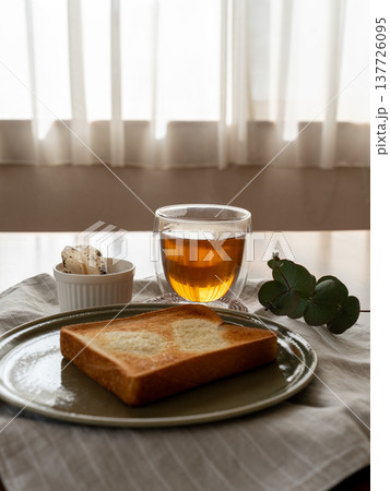 トーストとグラスに入った紅茶 137726095