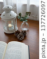 開かれた洋書とランタンと松ぼっくり 137726097