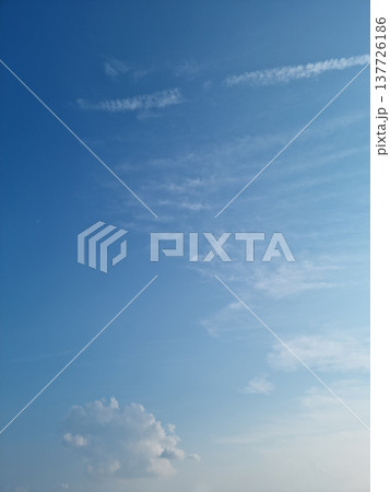 The afternoon sky with feathery clouds 137726186