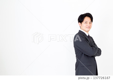 スーツを着たミドル男性ビジネスマン スーツを着たミドル男性ビジネスマン 137726187