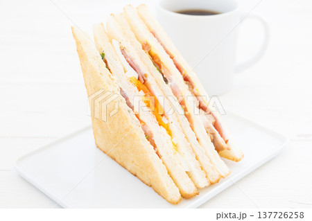 おいしいクラブハウスサンドとコーヒーのモーニング 137726258