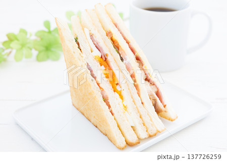 おいしいクラブハウスサンドとコーヒーのモーニング おいしいクラブハウスサンドとコーヒーのモーニング 137726259