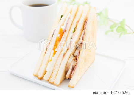 おいしいクラブハウスサンドとコーヒーのモーニング 137726263
