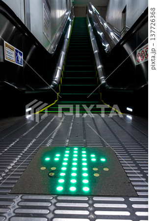 夜のエスカレーター 夜のエスカレーター 137726368