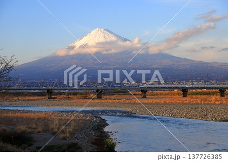 富士川河川敷からの富士山 富士川河川敷からの富士山 137726385