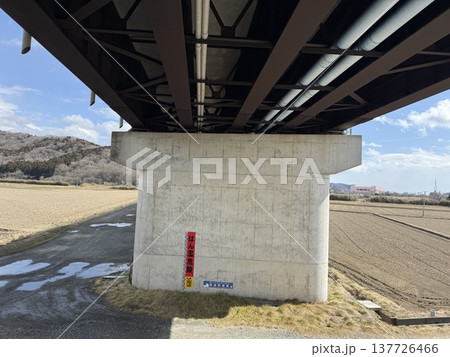 高速道路の下の風景 137726466