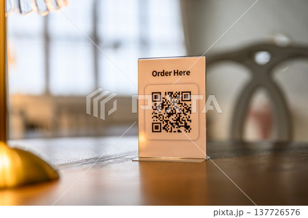 テーブル上のQRコード注文サイン 137726576
