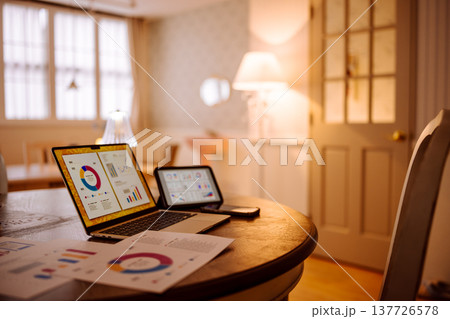 温かい光の中でデータ分析する機器 137726578