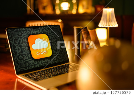 ノートPCに表示されたクラウドアイコン ノートPCに表示されたクラウドアイコン 137726579