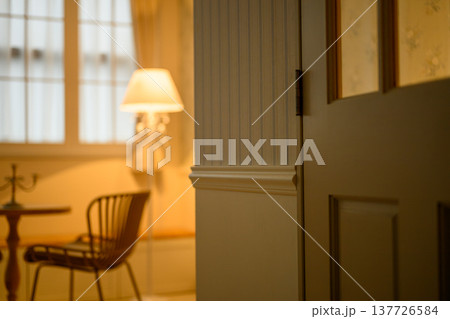 ランプが灯るクラシックな部屋の入口 137726584