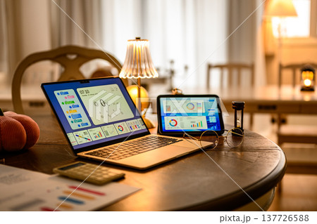 ラップトップとタブレットのデータ分析 137726588