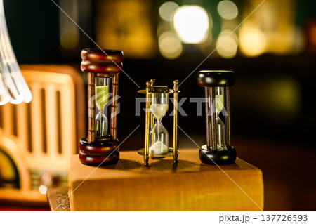 アンティークな砂時計が並ぶ光景 137726593