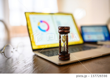 砂時計とラップトップのビジネス 137726598