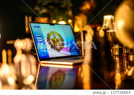 豪華な演出のラップトップと王冠 137726603