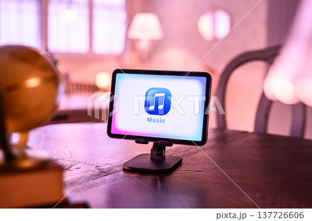 紫色の光に照らされた音楽タブレット 137726606