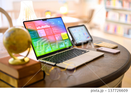 図書館でデータ分析するノートPC 137726609