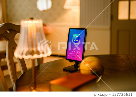 ランプの光と音楽タブレット 137726611