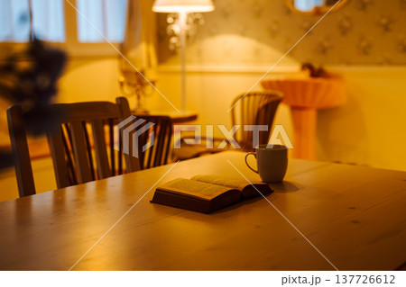 暖色の部屋で開かれた一冊の本 137726612