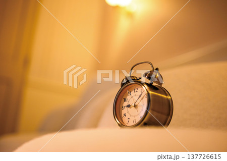 ベッドサイドのレトロな目覚まし時計 137726615