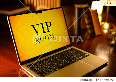 豪華な部屋のノートPCとVIP ROOM表示 137726619