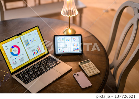 ノートPCとタブレットでデータ分析 137726621