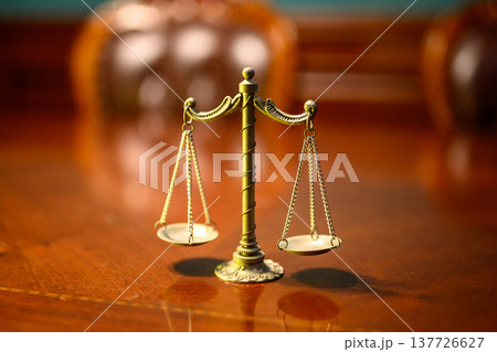 木製テーブル上の真鍮の天秤 137726627