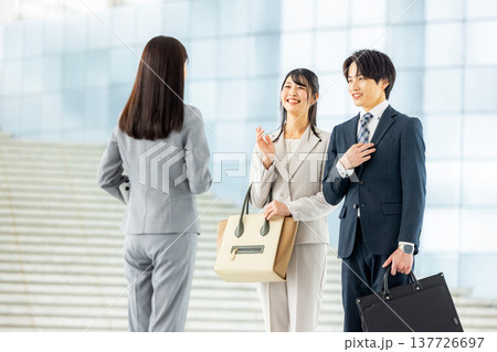 オフィスの若いビジネスウーマン 137726697