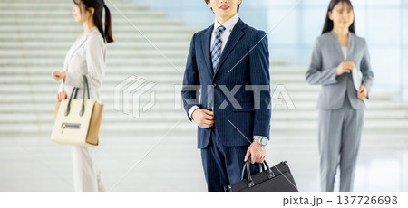 オフィスの若いビジネスウーマン 137726698