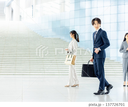 オフィスの若いビジネスウーマン 137726701