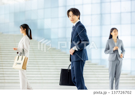 オフィスの若いビジネスウーマン 137726702