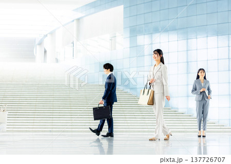 オフィスの若いビジネスウーマン 137726707