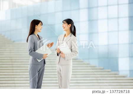 オフィス　女性　2人 137726718