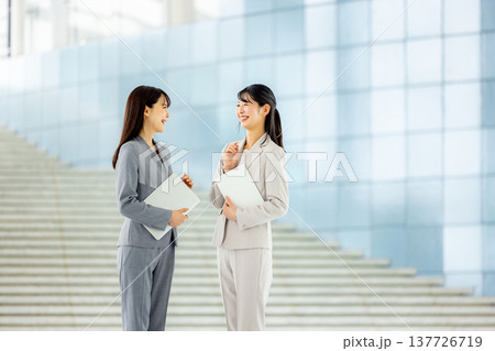 オフィス　女性　2人 137726719