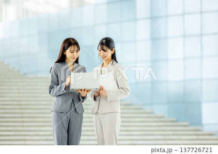 オフィス　女性　2人 137726721