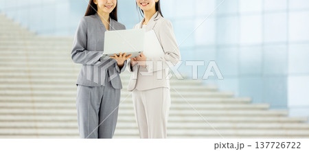 オフィス　女性　2人 137726722
