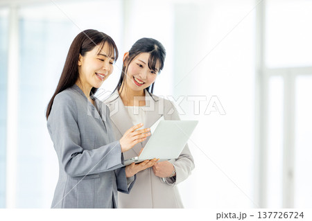 オフィス 女性 2人 オフィス 女性 2人 137726724