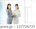 オフィス　女性　2人 137726725