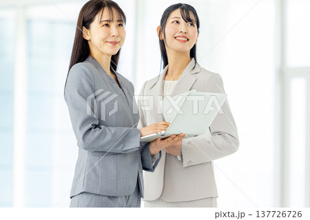 オフィス　女性　2人 137726726