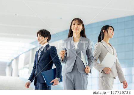 オフィスの若いビジネスマン 137726728