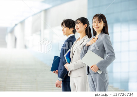 オフィスの若いビジネスマン 137726734
