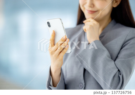 若いビジネスウーマン スマホ 若いビジネスウーマン スマホ 137726756