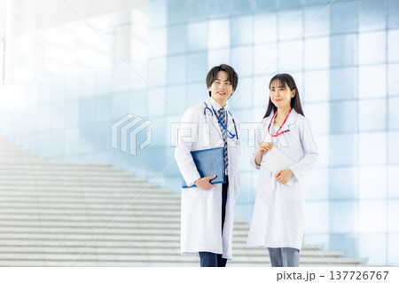 白衣を着た医師と看護師 137726767