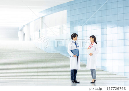白衣を着た医師と看護師 白衣を着た医師と看護師 137726768