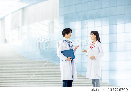 白衣を着た医師と看護師 白衣を着た医師と看護師 137726769