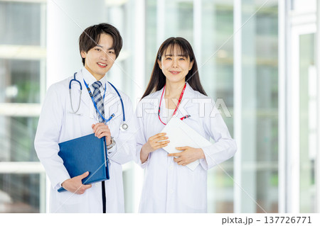 白衣を着た医師と看護師 137726771