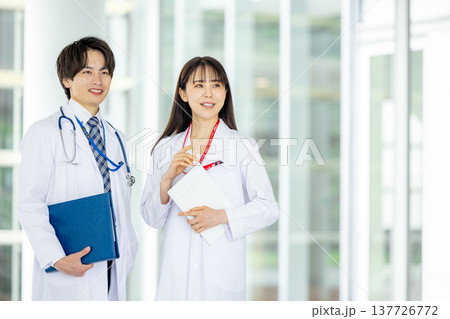 白衣を着た医師と看護師 白衣を着た医師と看護師 137726772