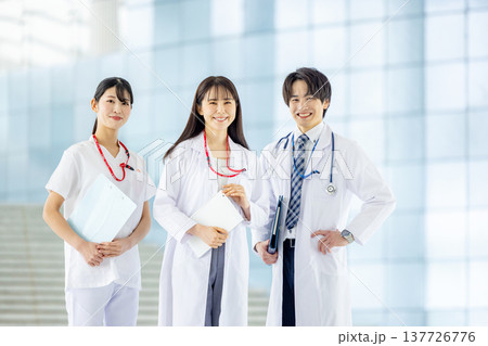 若い医師と看護師 137726776