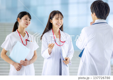 若い医師と看護師 若い医師と看護師 137726780